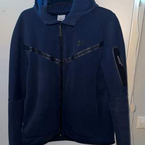 Tjena! Säljer en riktigt snygg Nike tech fleece i size L condition 8/10