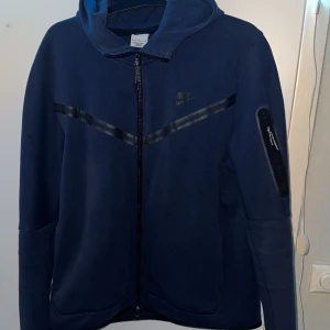Nike tech  - Tjena! Säljer en riktigt snygg Nike tech fleece i size L condition 8/10
