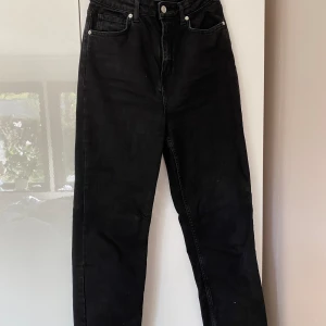 Svarta jeans - Svarta Jens från NAKD, använda 1-2 ggr. Storlek 38 och högre i midjan💕 rakare i benen🤍 köpta för 499kr