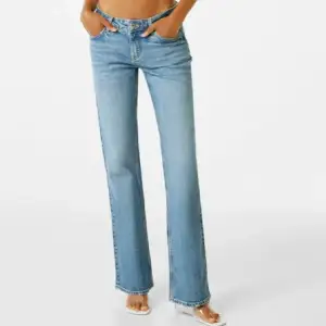 Ett par lågmidjade jeans i nyskick, säljer då jag har för många jeans, priset kan alltid diskuteras. Kontakta vid intresse eller frågor💕