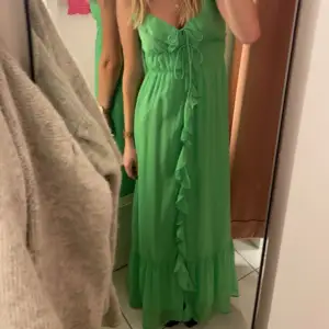En jättefin grön klänning, köpt förra sommaren, använt fåtal gånger, jättebra skick! 💓