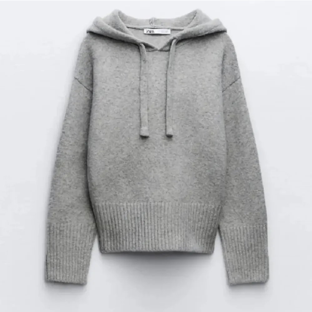 Säljer denna slutsålda stickade hoodie från zara, helt oanvänd. Stickat.