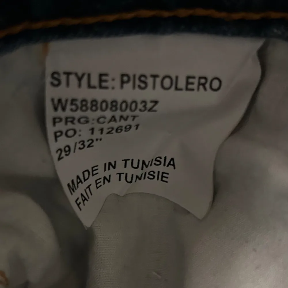 Ett par schyssta tiger of sweden jeans i modellen ”Pistolero”. Dem är i storlek 29/32. Möjligtvis något använda och ett hål på ena knät men annars rätt bra skick. Säljer för 300kr.. Jeans & Byxor.