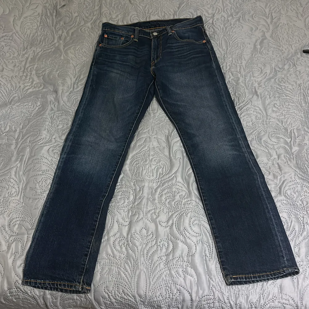 Mörkblå Levis jeans 502 (slim fit) med stretchigt material. W30 L32. Skick 9/10 inga skador har använts då och då.  Säljer jeansen för att de är för tighta för mig. Köpta för 1000 sek. Jeans & Byxor.