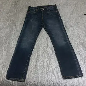 Mörkblå Levis jeans 502 (slim fit) med stretchigt material. W30 L32. Skick 9/10 inga skador har använts då och då.  Säljer jeansen för att de är för små för mig. Köpta för 1000 sek