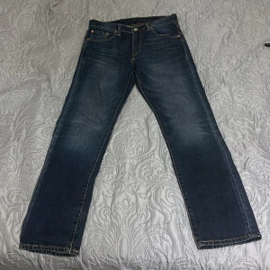  Levis jeans 502 (slim fit) W30 L32 - Mörkblå Levis jeans 502 (slim fit) med stretchigt material. W30 L32. Skick 9/10 inga skador har använts då och då.  Säljer jeansen för att de är för tighta för mig. Köpta för 1300 sek