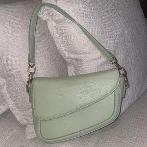 Dior liknande väska i grönt ifrån Even&Odd, knappt använd! Finns tillhörande band om man vill ha den längre