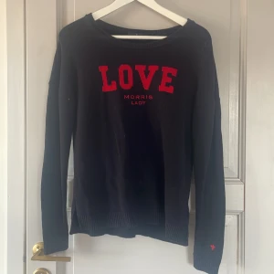 Stickad tröja - Fint fint skick! Marinblå Morris tröja.  Pris förhandlingsbart vid snabb affär