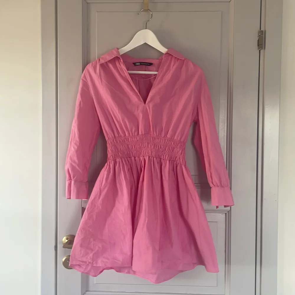 Jätte fin rosa klänning, använt fåtal gånger  Pris förhandlingsbart vid snabb affär. Klänningar.