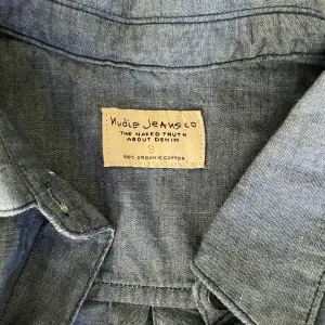 Jeansskjorta från Nudie Jeans! Köpt på loppis för några veckor sedan men har inte använt den, så tänker att den kanske kan hitta ett bättre hem! Priset kan diskuteras:)