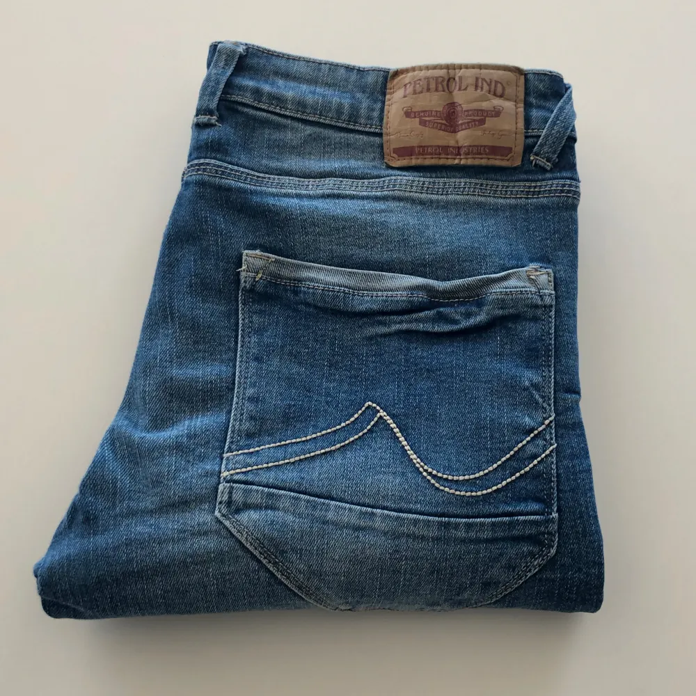 Petrol Industries jeans i fintskick. De har inte använts på ett bra tag och väntar på en ny ägare.. Jeans & Byxor.