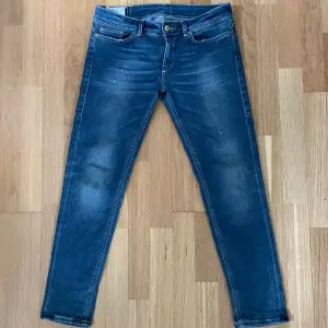 Dondup jeans i väldigt bra skick förutom den enda defekten på fickan som du ser på andra bilden, därför det sjukt låga priset. Storlek w29 L30.