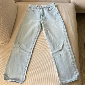 Ett par ljusa fina jeans från Abrand i storleken w26. Modellen heter venice straight och det är en högmidjad rak modell. Jeansen är använda en del men i bra skick. 