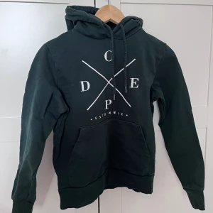 Dope hoodie - Mörkgrön dope hoodie, lite urtvättad i materialet men hel och bekväm. 