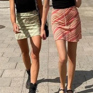 Y2k kjol från indiska - Supersöt men också superliten kjol från indiska. Tidigt 00tal. Storlek xs med lite resår. Skulle säga att det passar xxs-xs