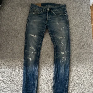 Dondups  - Ett par ass feta dondups i storlek 30 med sköna slitningar ☀️, fint skick inga större tecken på användning. Skriv för frågor!🫵🏻🫵🏻