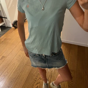 Ralph lauren t-shirt💕 - Säljer denna super unika och snygga Ralph lauren tröjan💕bra skick💕 äkta💕 strl 16 år, fraktar eller möts upp i Stockholm💕
