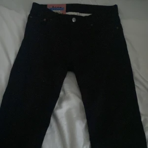 Acne jeans - Jag säljer dessa acne jeans för att jag har slutat använda de och nu så tar det bara upp plats i garderoben köptes för ungefär 2800 men säljs för 2000