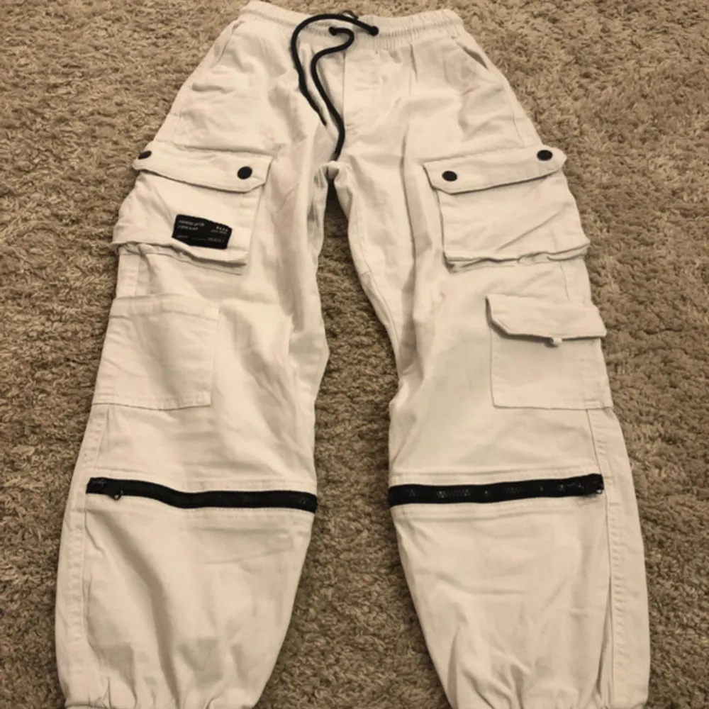 White cargo has a small little ketchup stain on one of the pockets but isn’t visible . Jeans & Byxor.
