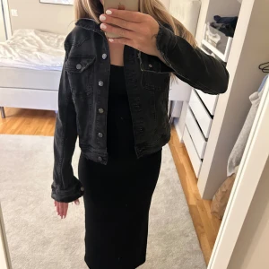 Jeansjacka - Svart jeansjacka från zara i storlek s med prislapp kvar, jättebra skick, inte använd.