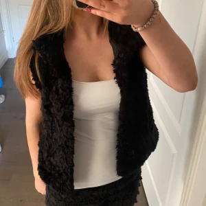 Zara väst - Säljer min super fina väst ifrån zara, den är barn storlek men passar folk med storlek XS-M. Knappt använd och i bra skick🫶
