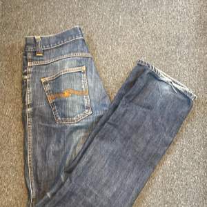 Säljer dessa riktigt feta nudie jeans. De är i storlek 31/34 perfekt till 180-185, och i skick 8/10. Nypris på dessa ligger på 1699 och mitt pris 300, pris går att diskuteras vid snabb affär, Tveka inte på att höra av dig vid funderingar!