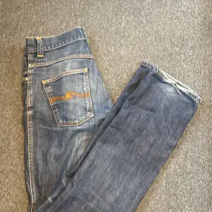 Säljer dessa riktigt feta vintage nudie jeans. De är i storlek 31/34 och i skick 8/10. Tveka inte på att höra av dig vid funderingar!