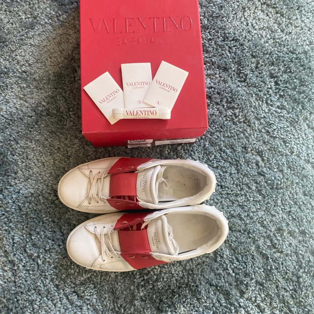 Hej! Säljer mina äkta Valentino skor i storlek 43 då jag ej använder dom längre. Box + extra snöre följer med. Bara att höra av sig vid frågor och funderingar! /Melvin . Skor.