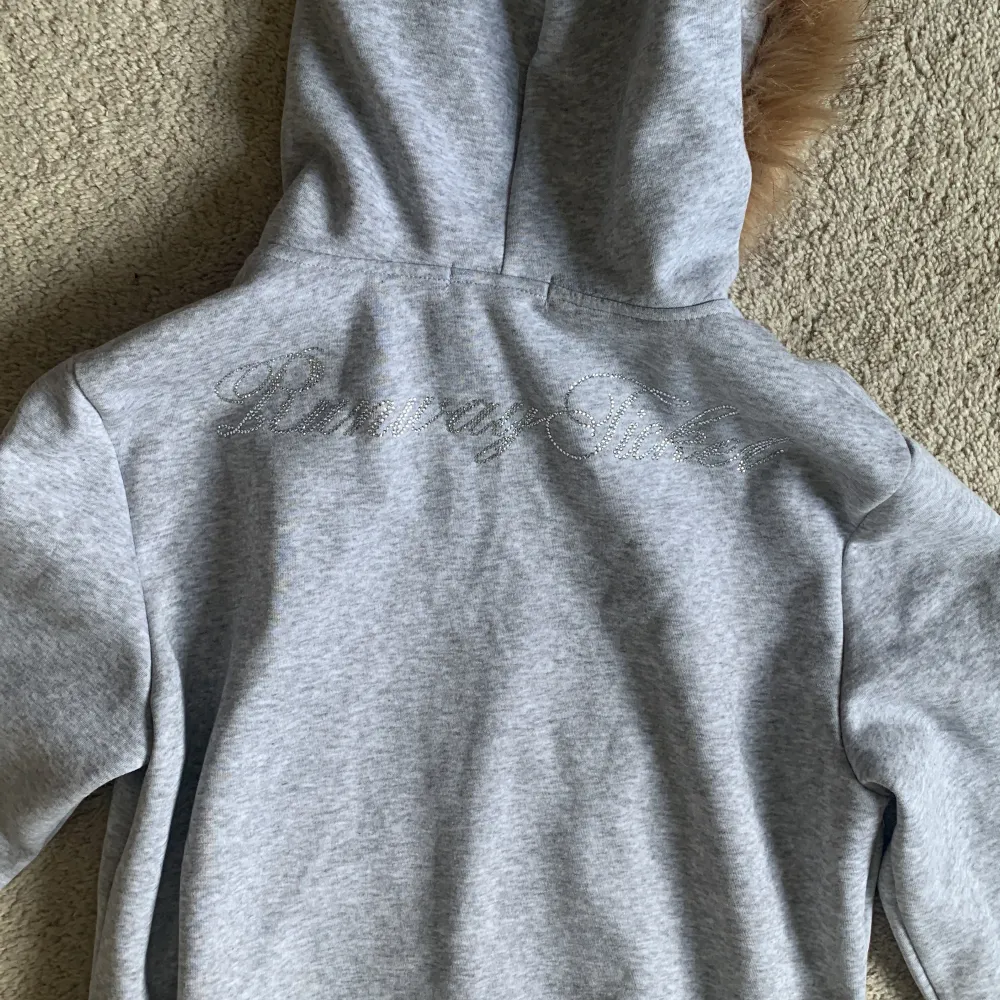 Snygg furrhoodie! Skönt material🤙 inga defekter. Hoodies.