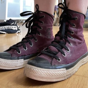 Lila Converse  - Dem har 2 rätt så små rivor på sidorna av skorna. Ganska så använda i storlek 36,5