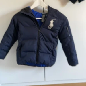 Polo Ralph Laurent blå - Jag har aldrig använt den den är i jätte bra Skick. En sak bara drag kedjan är sönder 