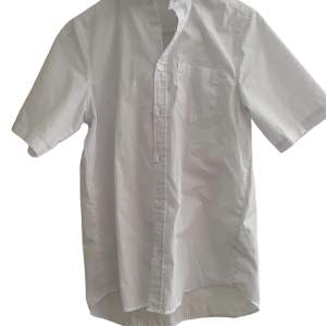 Helt ny skjorta, perfekt till sommaren, köpt på hm för 400kr, storlek 170cm men passar om man är lite kortare också 