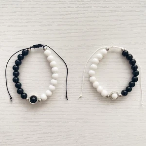 Par armband (🫶🏼 Nytt armband görs vid varje köp!) -  Nu går det att beställa hem detta Par armband! De är justerbara och är handgjorda av oss!  Går dessutom att beställa i andra färger vid önskan.  Vid frågor eller andra funderingar är det att bara kontakta oss ❤️