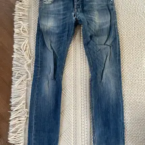 Säljer ett par dondup jeans i storlek 32. Det är hål i byxan men är lätt fixat hos skräddaren för några hundralappar. Säljes i befintligt skick. Fickorna är också slitna och behövs fixas. 