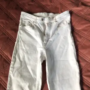 Vita jeans från Hm, i storlek s/36 💗