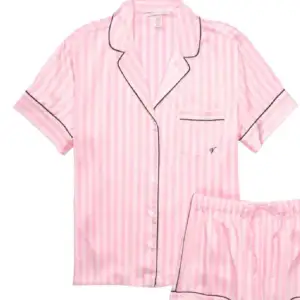 Köpte ganska nydligen detta set, men råkade få en till (#skildaföräldrar) pyjamas tröja🤭 många här på Plick verkar sälja den för ca 750kr men pris går att diskutera!💗☺️ super bra skick precis som ny! Har varit slutsåld ett tag😇 OBS ENDAST TRÖJAN