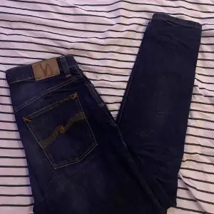 Säljer dessa Nudie jeans i storlek 28W L30, snygg färg och de har en regular/ slim passform, skicket är mycket bra vid frågor 