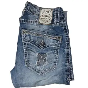 Rock Revival jeans Bootcut fit. W32 [Ytterbenslängd 105cm] [Innerbenslängd 81cm] [Midja 42cm] [Benöppning 23,5cm]