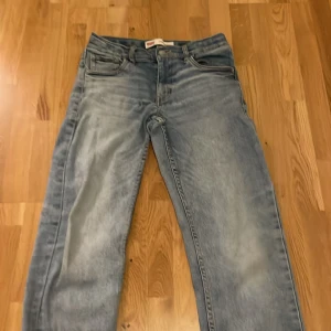 Levis jeans, lite slitna bra skick 158-164 storlek loose taper  - 158-164 storlek