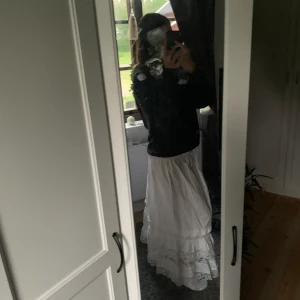 Linnekjol med spets. - Köpt på Plick, aldrig använd!