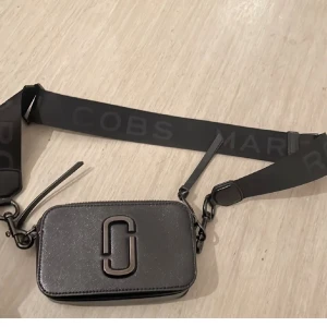 Marc Jacob väska  - Säljer denna jätte fina väskan i ny sick fått den som present men fick fel färg tappat bort kvittot så jag inte kunde lämna tillbacka så valde då att sälja annars är den helt fin och oanvänd som ny. 