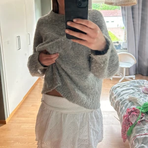 Kjol - Somrig och fin kjol med broderi som nästan aldrig är andvända💓💓💓💓💓