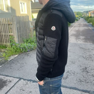 Moncler cardigan - Tja, säljer den här asfeta moncler cardiganen då jag tröttnat på den. Den är strl L men passar bättre på S-M. Modellen är 178cm och väger 65kg. Pris kan diskuteras vid snabb affär!