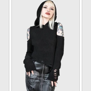 Crowned Misery Sweater från Killstar - Köpt från VampireFreaks för ungefär halvår sen, aldrig blivit använd och säljer därför ^^ Köpt för 645kr och är just nu slutsåld på hemsidan i alla storlekar😽Skriv så kan jag skicka ”bevis” på att jag har den eller om du har andra frågor💕