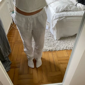 Linnebyxor - Linnebyxor från H&M i MÖRKGRÅ, storlek xs, lågmidjade. Dåliga bilder men de liknar dom vita på första bilden, för små för mig nu🤍