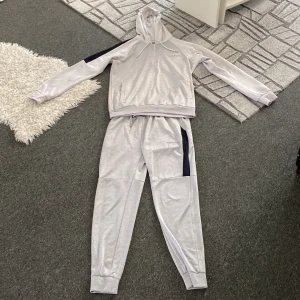 tracksuit - Storlek L på badå. Du får hela tracksuit med bra skick har användt den minst 5-10 gånger men inga hål eller nått trasig 