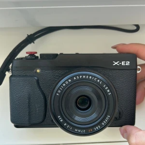 Fujifilm X-e2 - Säljer min Fujifilm systemkamera, i mycket fint skick, inga repor eller skador. Kontakta mig vid intresse :) Inga tillbehör tillkommer. Nypris 8000kr