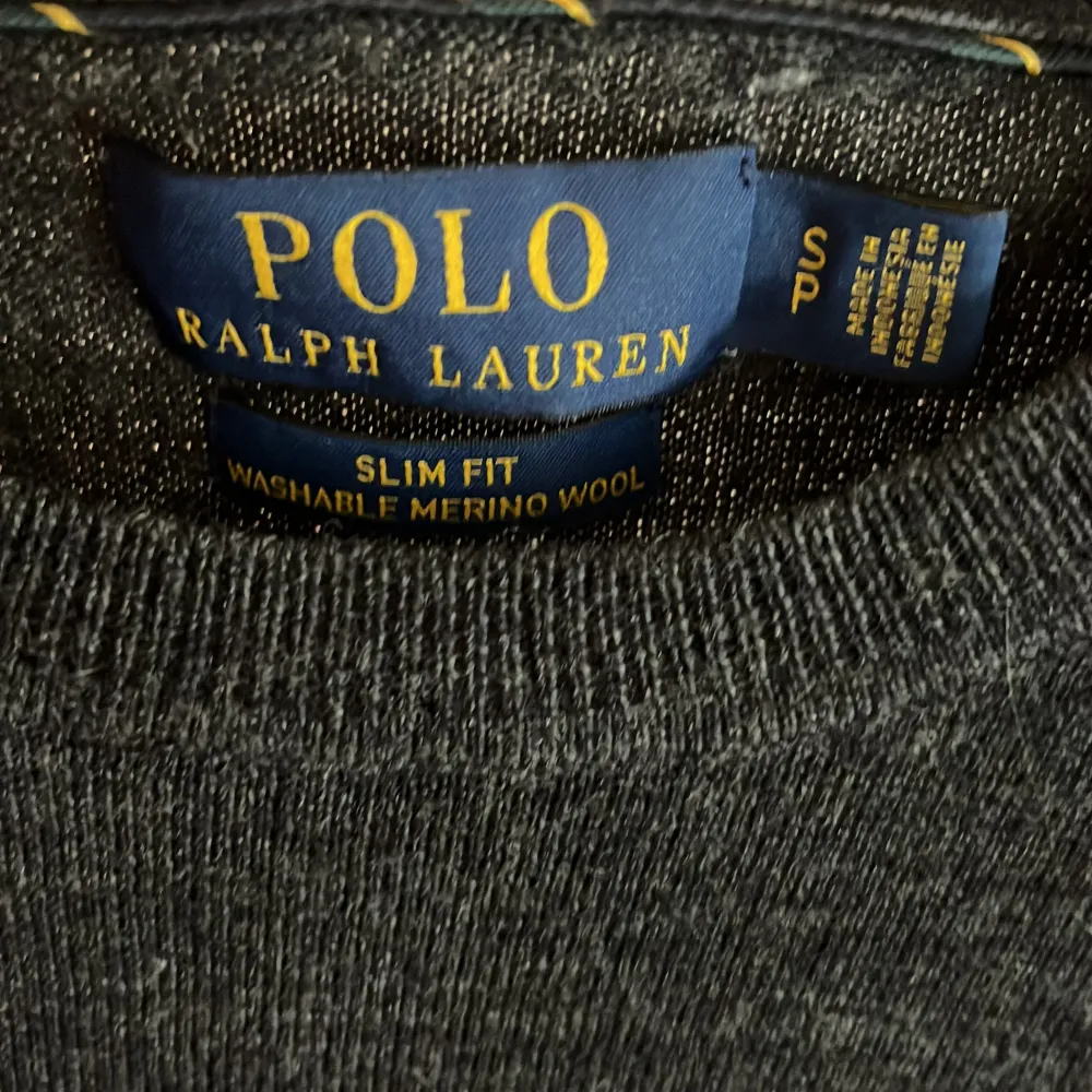 Säljer denna fint stickade merinoull tröja från Ralph Lauren. Size small, nypris runt 2000kr. Mycket fint skick. . Tröjor & Koftor.