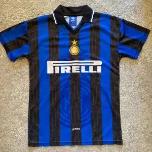 Säljer nu min Inter Milan 1998 hemmaställ tröja då den har blivit för liten! Tröjan är i väldigt sparsamt skick med en pytteliten defekt som kan visas vid förfrågan. Utgångspriset är 249 men priset kan diskuteras!