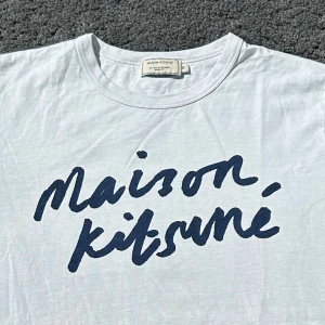 Maison Kitsune T-shirt  - Tja! Säljer denna sjukt snygga maison kitsune tishan! Storleken är M och ny priset är 1500kr mitt pris är 899🔥 skicket är 10/10 inga tecken på användning! priset kan diskuteras vid snabb affär!